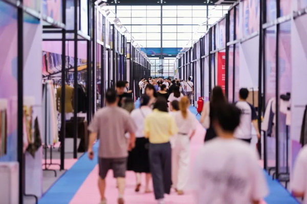  7月26日，第五屆中國（紹興）紡織新材料展在紹興國際會展中心拉開帷幕。500家企業參展，首日5000多名專業觀眾入場，展會炙熱的對接氛圍有如7月的氣浪，使行業快速升溫。海內外企業積極響應，原料龍頭企業高 &ldquo;復參率&rdquo;，歷經五屆的新材料展有何獨特魅力？ 圖片  圖片  會展品質乘勢而上   本屆新材料展獲得UFI國際展覽協會認證，是工信部、商務部組織的2023年&ldquo;優供給促升級&rdquo;系列活動之一，基于往屆資源優勢，對展覽規劃、買家邀約、會務聯動等進行了全線融合升級，展會品質躍升，煥發新的風采。展會由中國長絲織造協會、紹興市商務局、中國國際貿易委員會紹興市委員會、中國國際商會紹興商會、紹興市柯橋區會展業發展中心主辦，浙江三博會展股份有限公司聯合主辦，紹興市柯橋區中國輕紡城展會有限公司承辦，紹興市經信局、浙江省紡織面料設計協會、七彩云、紹興市紡織行業協會協辦。  圖片  圖片  開幕盛況  國際展商同臺賽寶   本次展會共500家展商參展，設新材料、新織造、新設備、新面料四大特色展區，有超10萬款科技纖維、創新面料、紡機設備在展會發布。魏橋紡織、昆山東利、興發化纖、吉林化纖、通用新材料、德州恒豐、佳人新材料、浙江興發、紹興國周、鐠美科等知名紡織龍頭企業參展。紹興新昌紡機產業展團、湖州長興織造產業展團、諸暨繡花機械產業展團、上虞染化料助劑產業展團等區域展團亮相。本屆展會更是引眾多RCEP國家和地區的展商組團奔赴而來，在國際展區，韓國ditto時尚聯盟、緬甸中國商會、莫斯科中小企業工商會等國際展團人氣旺盛。  圖片  企業展區  眾多展商聚焦雙碳熱點，圍繞綠色、健康、智造等方向展開產品角逐。魏橋紡織的生物基綠色環保+抗菌混紡系列、湖州威達集團的綠色環保色紡紗系列、昆山東利的仿生透氣科技面料系列、吳江蘭天織造的UV對抗仿生科技面料、新型雙層直充防寒面料、機能無氨彈力面料等展品亮點頻出，展商企業開啟&ldquo;搶客&rdquo;模式，緊抓展會機遇尋求下游合作。本屆展會有更大規模的智能紡機、織機設備企業參展，進一步彰顯國產智能織造的研發水平，鐠美科、浙江康立自控科技、浙江凱成智能設備、浙江瑪雅機電等展位帶來媲美國際水平的最新機械設備，令人矚目。  圖片  設備展區  探索解決行業困惑與瓶頸，是新材料展歷經多屆與各企業總結、達成的共識，也是其不僅在于產品展貿，更在于新理念的交匯的價值內涵。  國際視野論外貿   由中國紡織品進出口商會主辦的2023紹興國際（RCEP）紡織服裝產業論壇系列活動與展會同期同館開幕。論壇以&ldquo;RCEP新機遇-紡織產業新格局&rdquo;為主題，就國內紡織產業結構與RCEP國際紡織服裝產業的發展趨勢進行研討與產業對接。中國紡織品進出口商會副會長王宇、韓國時尚服裝人工智能研究所院長金蕙京、緬甸中國紡織服裝協會會長施坤等嘉賓為論壇開幕致辭。  圖片  圖片 論壇開幕式  論壇開幕式后，首場系列活動韓國服飾流行趨勢論壇在展會時尚活動區舉辦，多家韓國時裝品牌聯合走秀，同時Dito&ditto，ISAE，F&PLUS等韓國時尚機構帶來韓國時尚產業與數字技術的發展趨勢分享。后續將陸續舉辦2023生物基纖維材料產業技術論壇、走進中國輕紡城市場對接會、亞洲紡織服裝供應鏈高增長論壇等系列活動。  圖片  圖片 論壇系列活動&mdash;&mdash;韓國服飾流行趨勢論壇  中國纖維展姿態   作為歷屆新材料展重要配套論壇，2023中國紹興紡織新材料論壇將于展會第二日舉辦。將聚集昆山東利、浙江中國輕紡城集團、浙江佳人新材料、紹興隆泰石墨烯、特思達（TESTEX）、廣東人仁康、浙江中紡標、紹興織蛛物聯科技等企業作新產品新項目分享，帶來中國輕紡城紡織新材料采購中心推介，環保面料、再生聚酯新材料、石墨烯等纖維面料創新產品發布，OEKO-TEX&reg; STANDARD 100安全標準、健康紡織品標準、5A光子抗菌、坯布在線檢測等檢測后整理技術分享，諸多亮點值得期待。  圖片  觸摸纖維時尚,躍升品牌能級,纖維材料的性能之變，已經與終端產品在競爭市場的廝殺突圍息息相關，從面料到服裝、家紡，從國內企業到海外品牌，都不能錯過這一場產業對接的盛會。  跨越山海齊聚首   本屆展會借助今年全線升級之勢，全面擴大對面料、服裝業大規模大品牌企業的邀約，并提前進行買家需求的預采集和展商產品的預對接，顯著提升買家熱情和觀展效率。展會首日，丹東華洋紡織服裝、北京奔流野外運動服裝、北京方圣時尚、華紡股份有限公司等品牌買家應邀而來，廣東、湖州、義烏、新疆等十余個地區采購團紛紛到場，更有韓國、俄羅斯、越南、緬甸等數百名海外買家跨越山海來相會，如國際知名服裝品牌 J.K. Apparel、DOBB、LUBOO、YL co.,ltd、CHUNSANGDOO INNOCENCE、DAYGREEN INC等。  圖片  采供對接  商貿對接攬訂單   展會打通產業鏈，延伸展貿對接服務。現場，快時尚跨境電商企業SheIn開啟為期兩天的面料專場、服裝專場閉門采購會，帶來數百類采購需求。國內品牌采購團走進紡織源產地中國輕紡城市場，展開時尚買手與優質原創面料的靈感碰撞。展會第二日，亞洲染料聯合會、韓國纖維產業研究院、莫斯科中小企業商會、越南紡織商會、緬甸中國商會等國際采購團也將進市場與柯橋面料企業接洽外貿訂單。  圖片  圖片 采供對接  2023中國（紹興）紡織新材料展打造了新材料、新技術的信息高地，以國際展會的標準，向內外貿一體化展會平臺成長蛻變，它是當下紡織供應鏈趨勢的具象展示，更是一場中國纖維向世界的傾訴表達。  圖片  圖片 圖片 ?觸摸纖維時尚、躍升品牌能級，第五屆中國（紹興）紡織新材料展盛大開幕