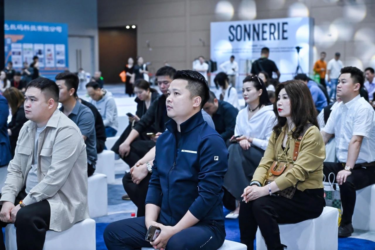 好面料在柯橋聚集2024中國面料之星啟動儀式暨知名服飾品牌趨勢交流分享會在紹興國際會展中心成功舉辦。