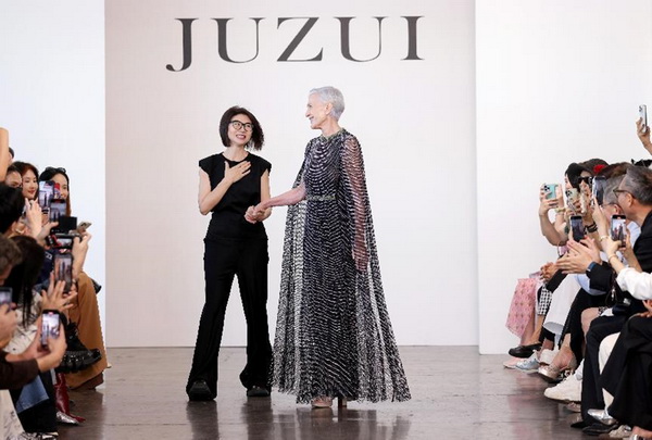 玖姿JUZUI創意總監王陶2025春夏紐約時裝周“盛開”花樣新中式