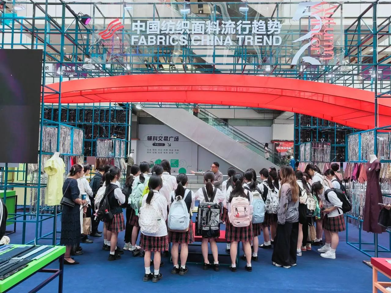 釋放靈感，引領潮流！2025/26秋冬中國紡織面輔料流行趨勢在廣州國際輕紡城精彩發布！